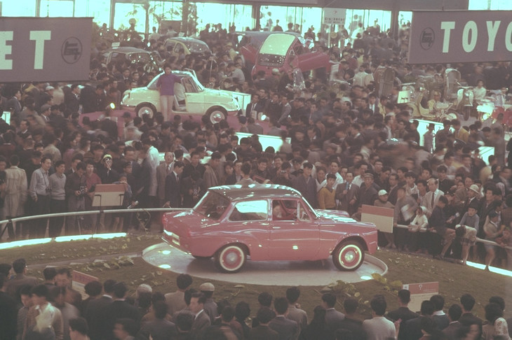 自動車の普及と経済の発展には密接な関係があり、日本では1960年に始まる第1次高度経済成長とともに、自動車の販売が急増した。写真は1960年の東京モーターショーの様子。中央に展示されているのは、トヨタの「パブリカ」である。