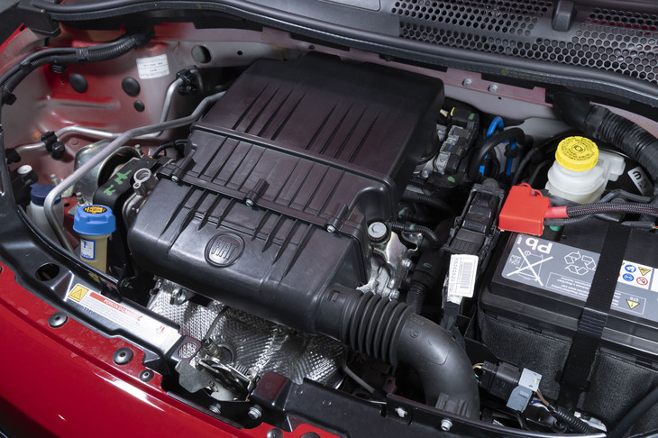 今回の試乗車は1.2リッターエンジン搭載の「1.2カルト」。2気筒の「ツインエア」はエンジン自体の生産が2023年10月に終了した。