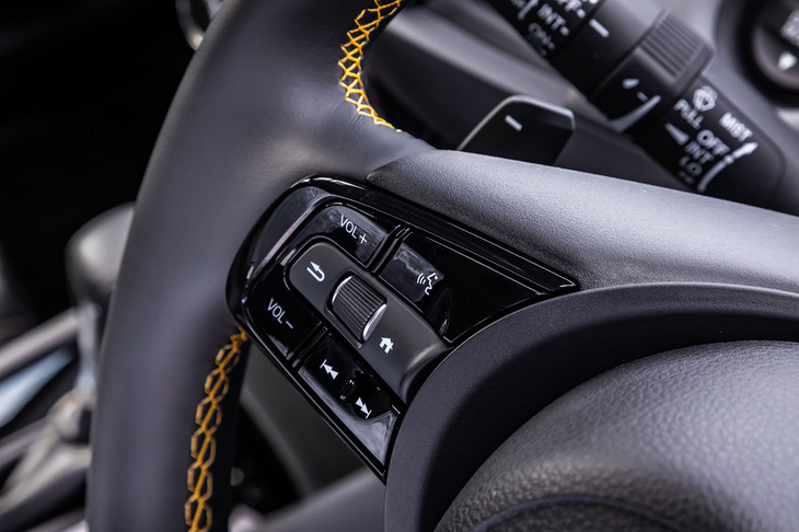 イエローのステッチが目を引く「フィットe：HEV RS」のステアリングホイールには、減速セレクターと呼ばれるシフトパドルが標準で装備される。