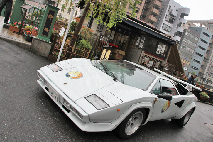右折して柳橋を渡ろうという「ランボルギーニ・カウンタックLP500」。
