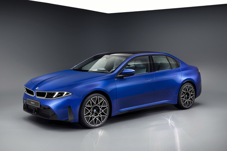 リアウィンドウがなだらかに傾斜してトランクリッドにつながり、デッキ部分が短い新型「i3」の基本フォルム。BMWはこの形状を2.5ボックスと呼んでいる。