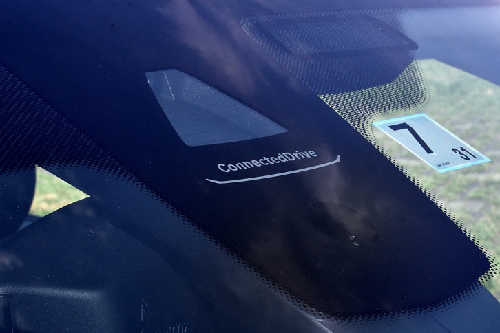 「320d」のフロントウィンドウ上部には、単眼カメラが備わる。（写真＝池之平昌信）。