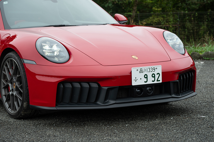 フロントマスクはおなじみの「911」の眺めだが、992.2の「GTS」では開口部の両サイドがアクティブフラップになっている。