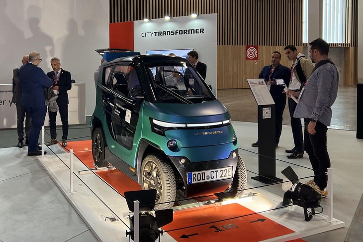 CITY TRANSFORMERの「CT-1」は、2人乗りの電動マイクロカー。渋滞時や駐車時などには、ホイールとフェンダーを内側に引き込み車幅を1mにまでせばめることで（写真の状態）、スマートな運転・操作が可能になるという。