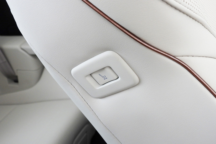 2列目シートの電動スライド機構は、3列目からも操作が可能だ。