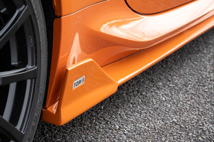 通常はフラットブラックで販売している空力パーツを、ボディー同色に塗装して装着。よりロー＆ワイド感を強調したイメージとなっている。