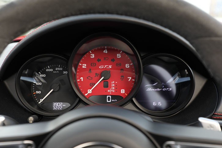 エンジン回転計を中央に据えたメーターパネル。文字盤のセンターには「GTS」のロゴも。