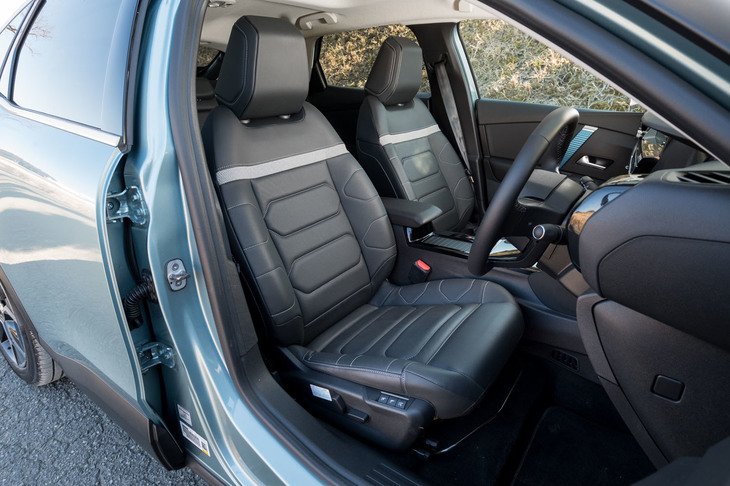 前席には背もたれの角度と座面の高さを変えられる電動調整機構（スライドは手動）や、シートヒーターが標準装備される。