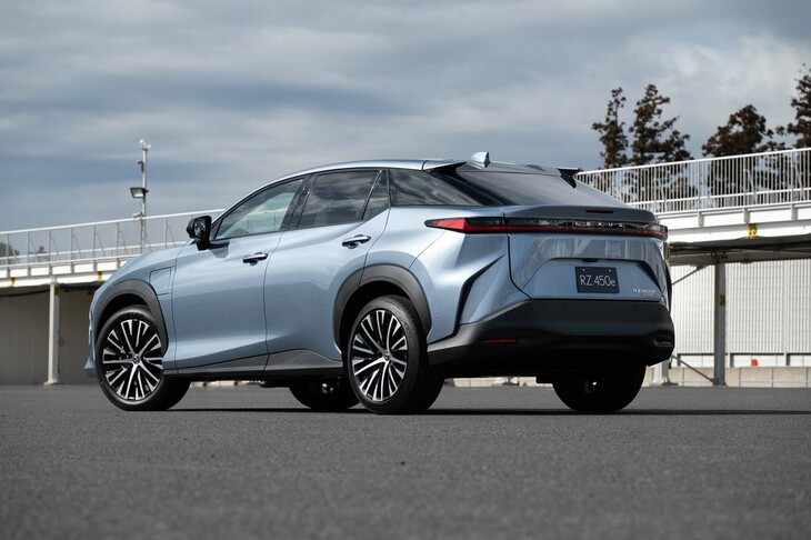 ボディーのスリーサイズは全長×全幅×全高が4805×1895×1635mm。レクサスのラインナップでは「RX」と「NX」の間に入るサイズだ。