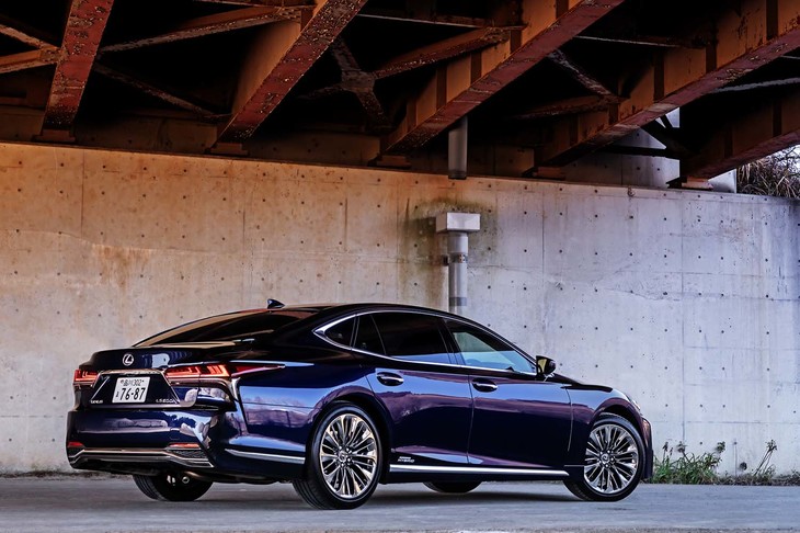 ドアガラスを滑らかな1枚の面に見立てたグリーンハウスのデザインは、空力特性の向上と、風切り音の低減にも寄与するという。