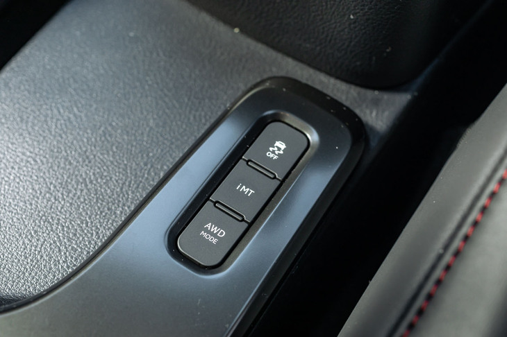 「iMT」のスイッチはシフトセレクターのすぐ後方。その後ろの「AWDモード」ボタンを押すと前後駆動力配分を50：50に固定できる。