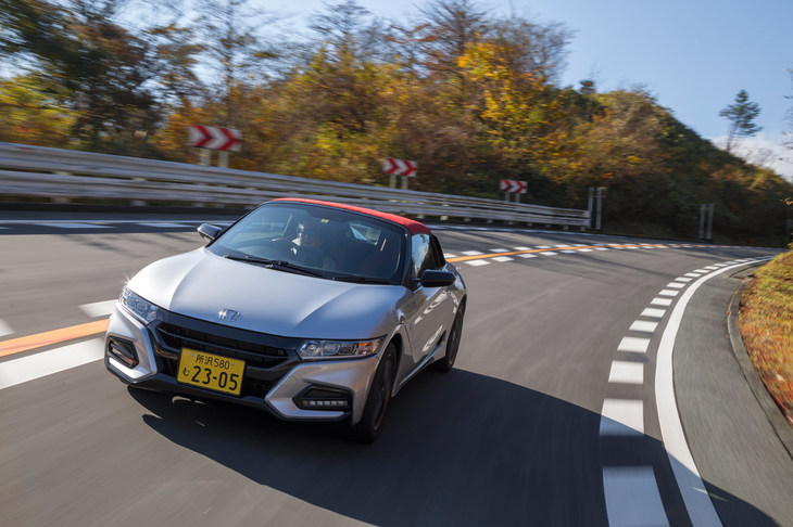 神奈川・箱根のワインディングロードを行く「ホンダS660モデューロX」。モデューロとはホンダアクセスが手がけるホンダの純正カスタマイズブランドで、2019年で誕生25周年を迎える。