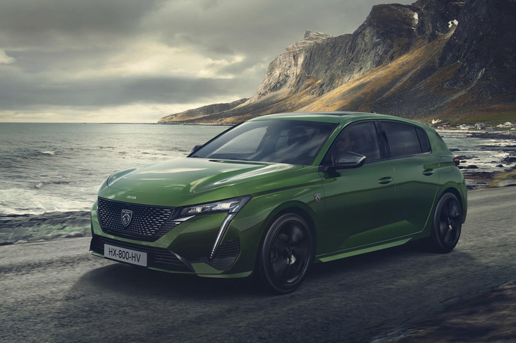 新型「プジョー308」も間もなく上陸予定。低く構えたフロントマスクがカッコいい。
