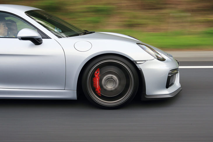 コンパウンドには、“従来のおよそ10分の1”という、非常に微細なカーボン粒子を採用。限界領域においても最適なアドヒージョン（粘着力）を確保している。