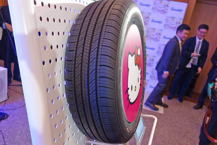 「ハローキティタイヤ」のサイズラインナップは未定。展示品は195/65R15だった。