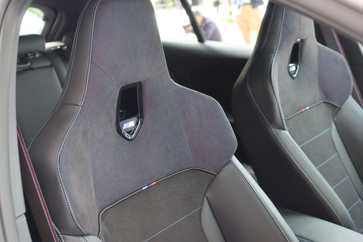 BMW M135 xDrive（フロントシート）