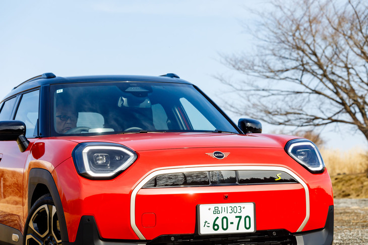 デイタイムランニングライトは4つのセクションに分かれており、点灯パターンを3種類から選べる。上と下が点灯したこれが「ジョンクーパーワークス」で、全周が点灯した上の写真が「クラシック」。ほかに上と外が光る「フェイバード」がある。