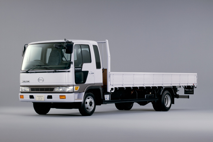 「J08C」型ディーゼルエンジンを搭載した「日野ライジングレンジャーFD」。コモンレールシステムの採用は、NOxやPMの大幅な削減はもちろん、振動や騒音の低減にも寄与した。