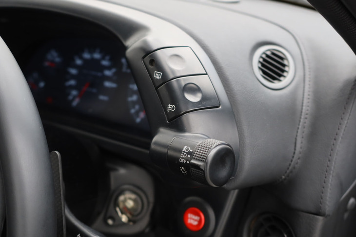 日産R32EV（メーターバイザー周辺のスイッチ類）