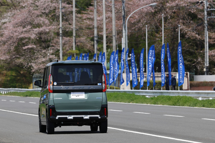 タイヤラベリング制度の「低車外音タイヤ」に適合する「オープンカントリーH/T II」は、オフロード風味満載のトレッドデザインながら、静かで乗り心地のいい走りが特徴だ。