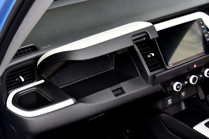 グローブボックスとは別に、助手席前方にインパネアッパーボックスが設けられている。