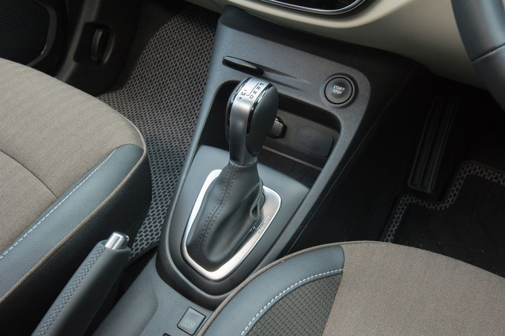 センターコンソールに配置されたレバー式のシフトセレクター。「キャプチャー」のトランスミッションは、デュアルクラッチ式ATの6段EDCである。