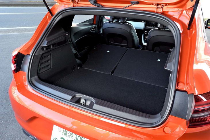 6：4分割式の後席を倒し荷室を拡大した状態。優れた実用性を兼ね備える「ルーテシア」はカーライフの可能性も広げてくれる。