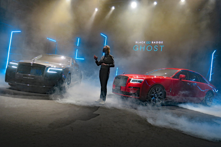 新型「ロールス・ロイス・ブラックバッジ・ゴースト」と、同車を紹介するロールス・ロイス・モーター・カーズのローズマリー・ミッチェル氏。