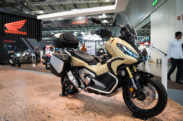 欧州で人気のAT（オートマチックトランスミッション）アドベンチャー「ホンダX-ADV」の兄弟モデルとなる「ADV350」も発表された。X-ADVといえば、クラッチ操作を必要としないバイク用DCT（デュアルクラッチトランスミッション）によるイージーな乗り味と、ちょっとしたオフロードもこなすタフなシャシー、そしてイタリア・ローマに拠点を置くホンダR＆Dヨーロッパによるキレッキレのデザインで人気を博している。ADV350はそのスタイリングをしっかりと継承しつつ、欧州で販売されているスクーター「フォルツァ350」をベースとすることで、街なかでの使いやすさにフォーカスしたモデルとしている。日本で人気を博している「ADV150」よりも車体はひとまわり大きく、たくましさが増している感じだ。