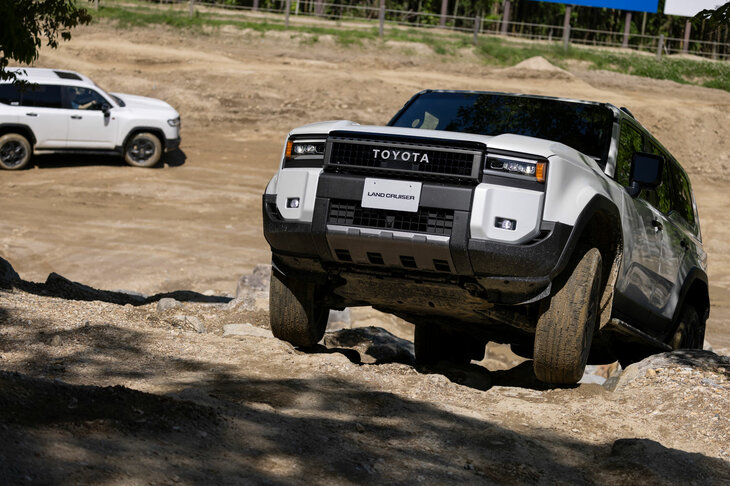 泥と砂でコーティングされて難易度が増したロックセクションを走破。繊細なアクセラレーションにもきちんと応答する「1GD-FTV」エンジンの調律に感嘆した。