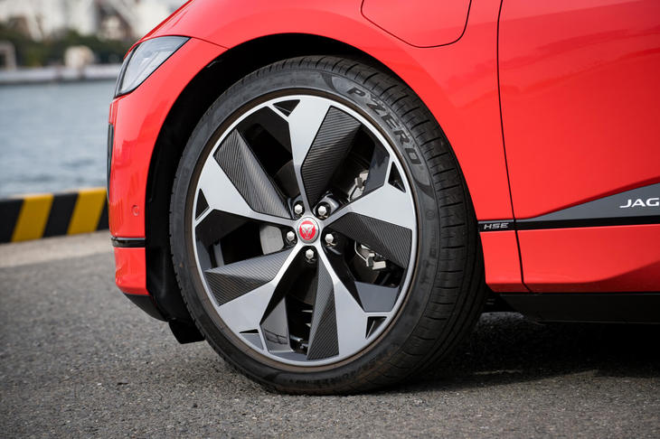 タイヤサイズはベースグレードの「S」が235/65R18、その他のグレードが245/50R20。テスト車の「ファーストエディション」には、オプションで用意される22インチホイールと255/40R22サイズのタイヤが装着されていた。