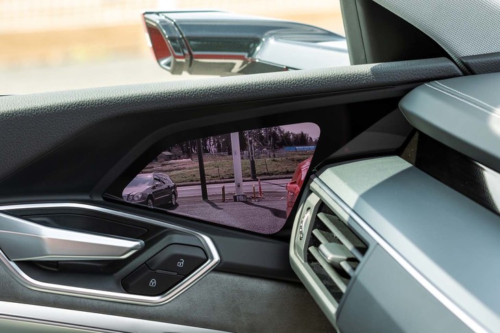 「バーチャルエクステリアミラー」が捉えた映像は、フロントドアの上部前方に映し出される。従来のサイドミラーとは若干位置が異なるため、ドライバーには慣れが必要。