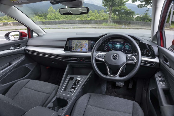 新型「ゴルフ」はインテリアのタッチスイッチ化が一気に推し進められている。灯火類やエアコンなども含めて、物理的なスイッチはほとんど残されていない。