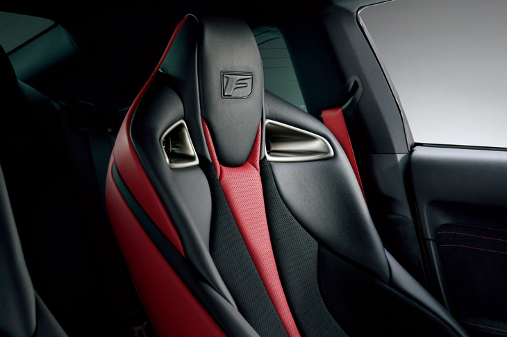 「RC F“ファイナルエディション”」には、ウルトラスエードとセミアニリンの本革表皮で仕立てられたハイバックスポーツシートが備わる。