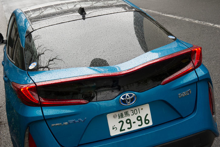 リアゲートのガラスは、中央にくぼみが設けられた「ダブルバブルウィンドウ」。デザインのアクセントとなるだけでなく、空力を高める効果もあり、燃費性能や運動性能の向上に寄与するという。