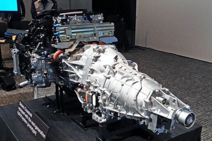 新しいハイブリッド機構はトヨタの「THS」由来のモーターを搭載したシリーズ・パラレル式のシステムとなっており、既存の「e-BOXER」より大幅に電動ユニットの性能が向上している。