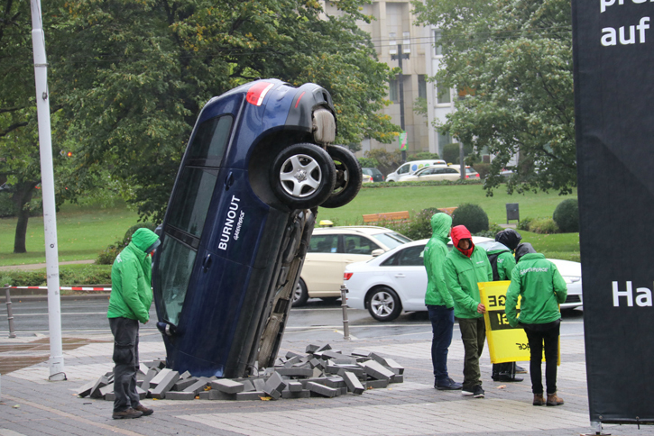 フランクフルトモーターショーの“隠れた名物”といえば、環境保護団体・グリーンピースの自動車メーカーに対する抗議活動。今回は「石油に未来はない」と題し、メインエントランス前にこのようなオブジェを立てていた。