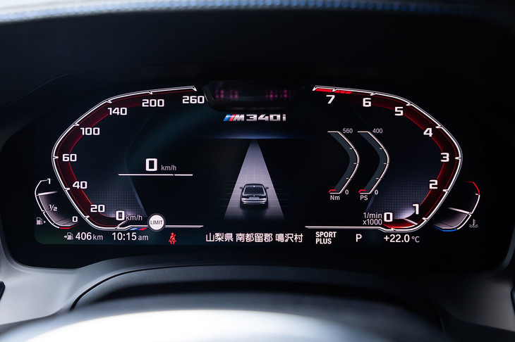 12.3インチサイズのフルデジタルメーターパネル。選択されたドライビングモードによってデザインが切り替わる。「M340i」ロゴの上部に、ハンズオフ走行時にドライバーをモニターするカメラが備わっている。