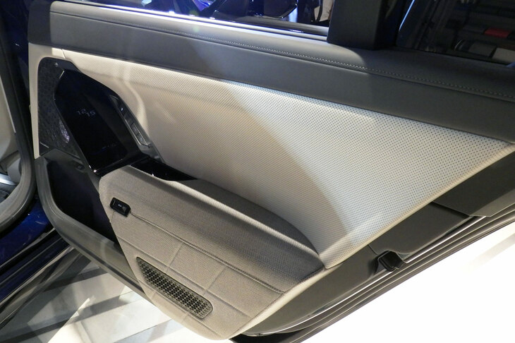 BMW i7 M70 xDrive（リアドアトリム）