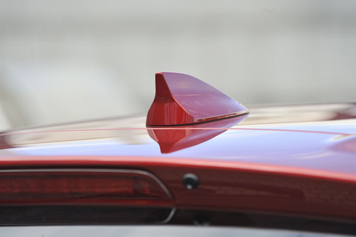 ルーフエンドのアンテナがシャークフィンタイプに。装着車の全高は従来型より25mm高くなる。