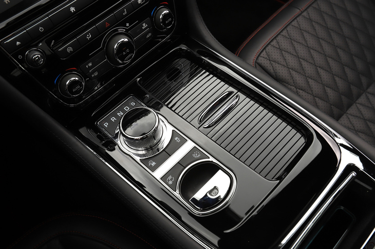 走行モードの切り替えスイッチや、ダイヤル式のシフトセレクターが配されたセンターコンソール。「XJR」のトランスミッションにはトルコン式の8段ATが用いられている。