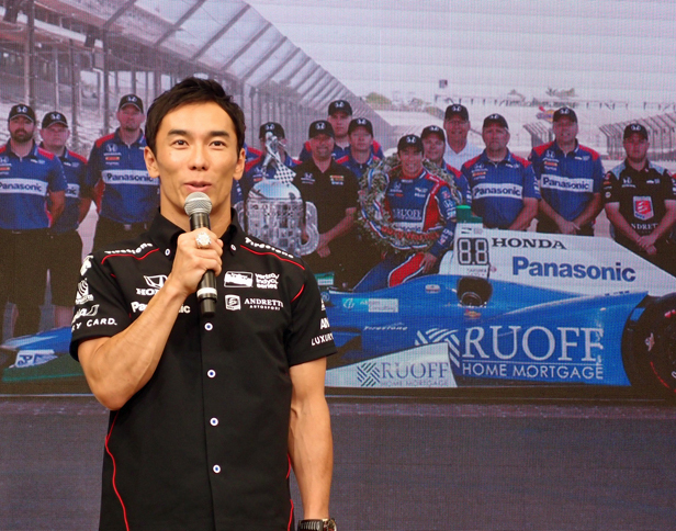 インディ500に優勝した瞬間から佐藤は、「自分の体が自分のものではなくなった」というくらい多忙なスケジュールをこなしてきた。「レース後もドライビングスーツのまま20本近くのライブインタビューを受け、写真撮影に続けて深夜のフライトでニューヨークにわたり、11時間のメディアツアー。レストランでも一般客から「おめでとう」と声をかけられ、店のはからいで（ウィナーが飲むことになっている）ミルクが出されて……」と、報告会でも数々のエピソードを披露してくれた。