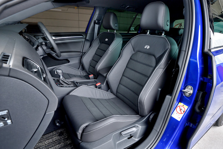 「R」専用のレザーシート。運転席と助手席には、3段階の温度調節ができるシートヒーターが内蔵される。