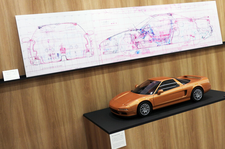 ライブラリーの片隅に飾られた、「NSX」のパッケージレイアウトドローイング（1994年）と、「NSXタイプS」の4分の1デザインスケールモデル（1997年）。前者はNSXのマイナーチェンジに向けて制作されたもの。後者はデザイン開発終了後に、他車比較やイベント展示等のために制作されたものだ。こういうものが何気ないところに飾られているのだから、「ホンダコレクションホール」は油断ならない。