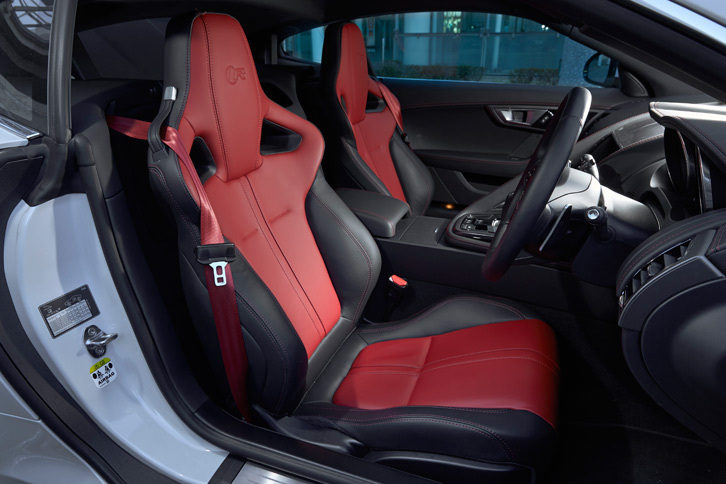 「R クーペ」および「R AWD クーペ」には、よりホールド性の高い「Rパフォーマンス プレミアムレザーシート」が装備される。