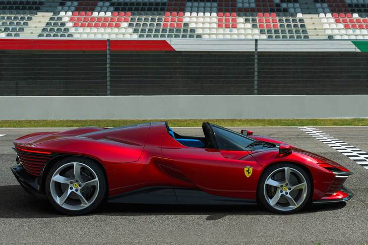 2021年11月に発表された「フェラーリ・デイトナSP3」にはモーターが備わらず、自然吸気の6.5リッターV12エンジンのみで840PSを搾り出す。出力の絶対値こそ1000PS級のハイブリッド・ハイパーカーには及ばないが、軽量化や優れた空力性能により、それらに匹敵するパフォーマンスが得られるという。