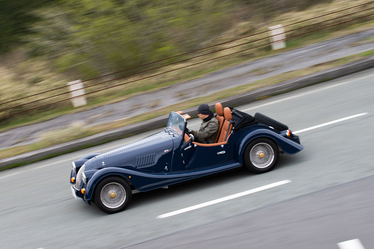 後輪の直前に乗員が座るパッケージングはモーガンの四輪モデルの伝統。フロントの接地感は薄いが、リアタイヤからは濃密なグリップ感が得られる。