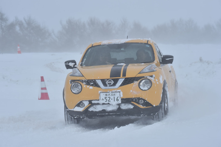 暴風雪の合間に「ジューク」でハンドリングコースに出てみる。こちらの駆動方式は、トルクベクタリング機能を備えた電子制御4WD「オールモード4×4-i」となる。