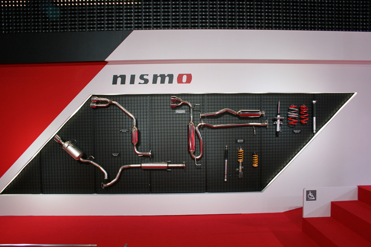 ブースに展示されていたニスモ製パーツ。