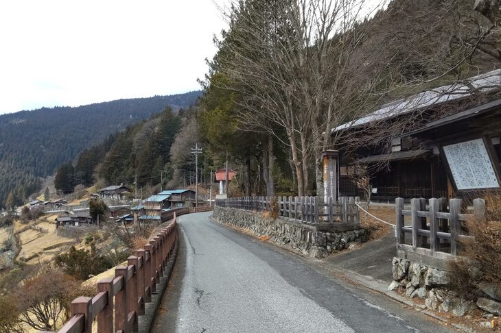 秩父往還の旧道にあたる大滝道路と、そのわきに位置する栃本関所跡。昔はこれが、秩父を横断する交通の要所だったと思うと感慨深い。